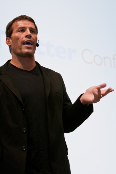 https://commons.wikimedia.org/wiki/File:Tony_Robbins_gesturing.jpg